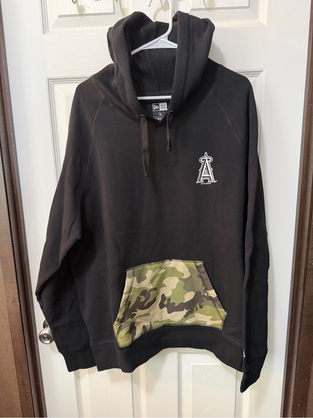 NWT Women’s Los Angeles Angels Black Camo Hooded Sweatshirt Baseball MLB Sz XL - Picture 2 of 11